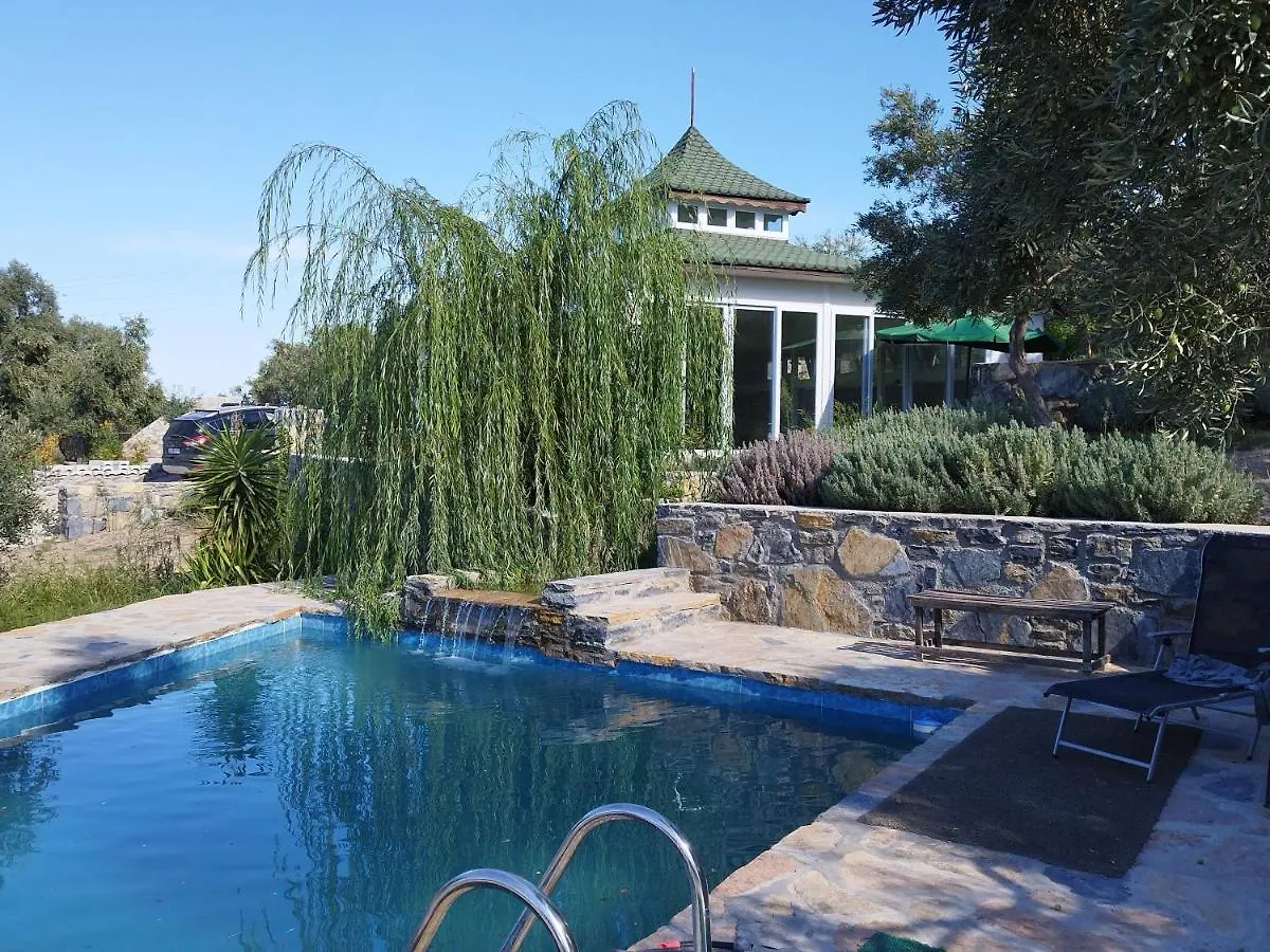 Отель Olive Garden Retreat Миляс